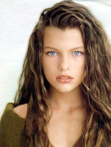 میلا یوویچ (Milla Jovovich) بازیگر نقش رزیدنت ایول در کودکی