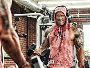 دواین جانسون (راک) در حال ورزش