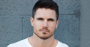 رابی امل (Robbie Amell)