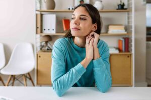 مقدار سالم تنهایی ذهنی به شما کمک می کند تا خودتان را به خوبی درک کنید تا تصمیمات بهتری در مورد زندگی خود بگیرید