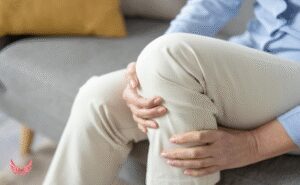 تسکین درد زانو با یوگا: 10 حرکت ایمن و مؤثر + راهنمای کامل