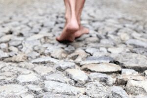 تعبیر خواب برهنه شدن: از رسوایی و افشای راز تا رهایی و پاکی درون