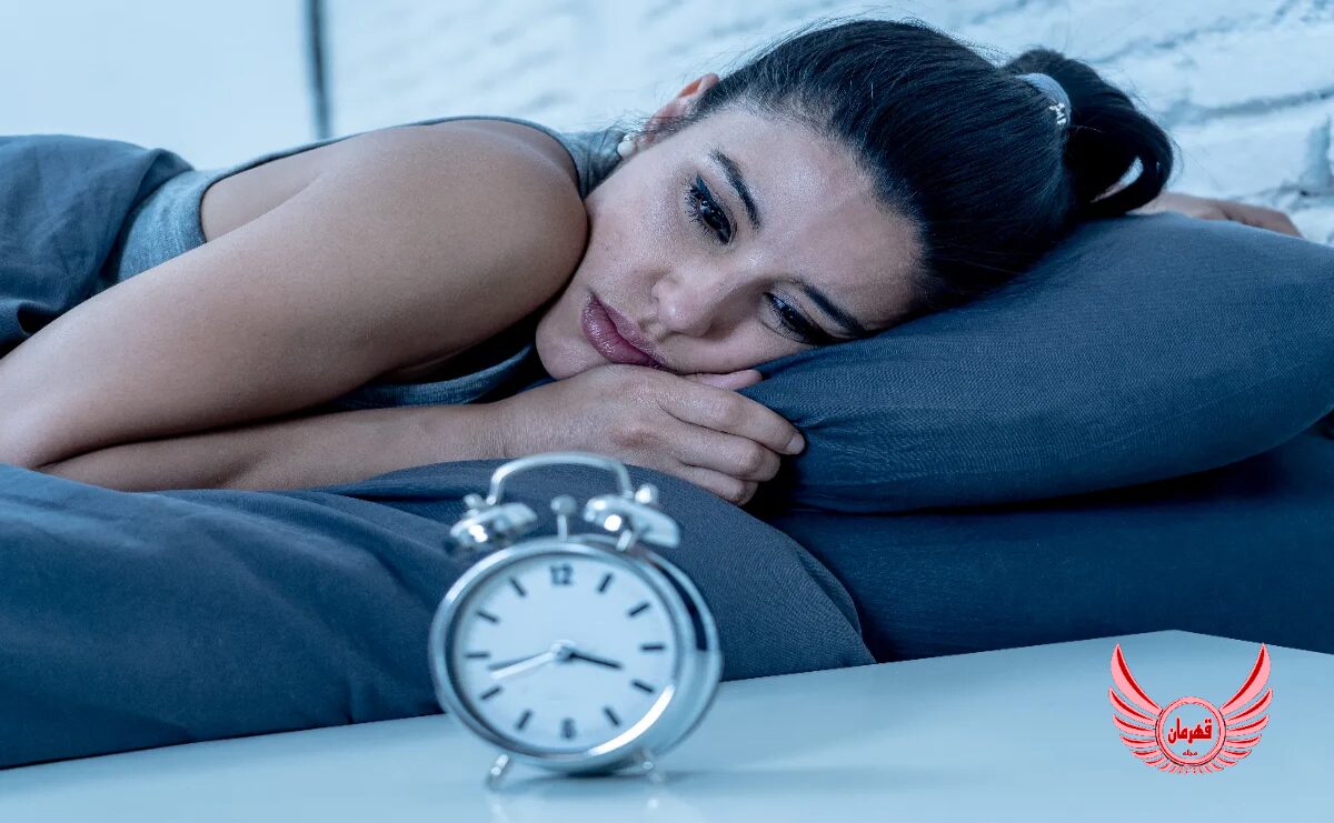 وقتی احساس خستگی می کنید، از نظر تئوری باید راحت به خواب بروید. متأسفانه، همیشه اینطور نیست. تجربه ناامیدکننده تمایل به خوابیدن اما ناتوانی به دلایل زیادی ممکن است رخ دهد. در اینجا برخی از رایج ترین دلایل مشکل در به خواب رفتن آورده شده است.