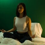 مدیتیشن قبل از خواب می تواند به خاموش کردن مغز شما در شب کمک کند