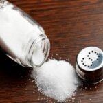 نمک قبل از خواب: چگونه سدیم بر خواب و سلامت کلی تأثیر می گذارد