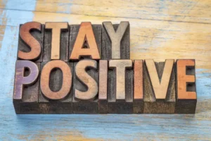 زندگی سفری پر از موانع بی پایان است، اما استراتژی های عملی وجود دارد که به شما کمک می کند یاد بگیرید چگونه مثبت اندیش باشید.