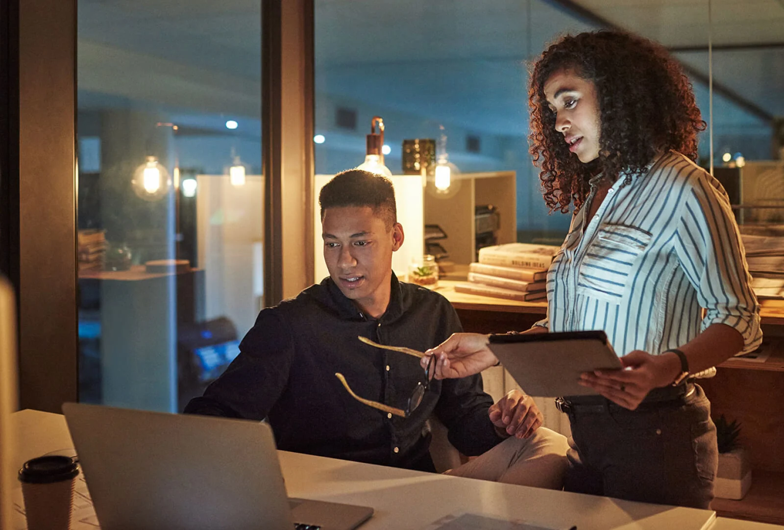 تیپ های شخصیتی انیاگرام بر روی یک سیستم پیچیده از دسته ها و زیرمجموعه های شخصیتی همپوشانی ایجاد می کنند تا بینش هایی ارائه دهند.