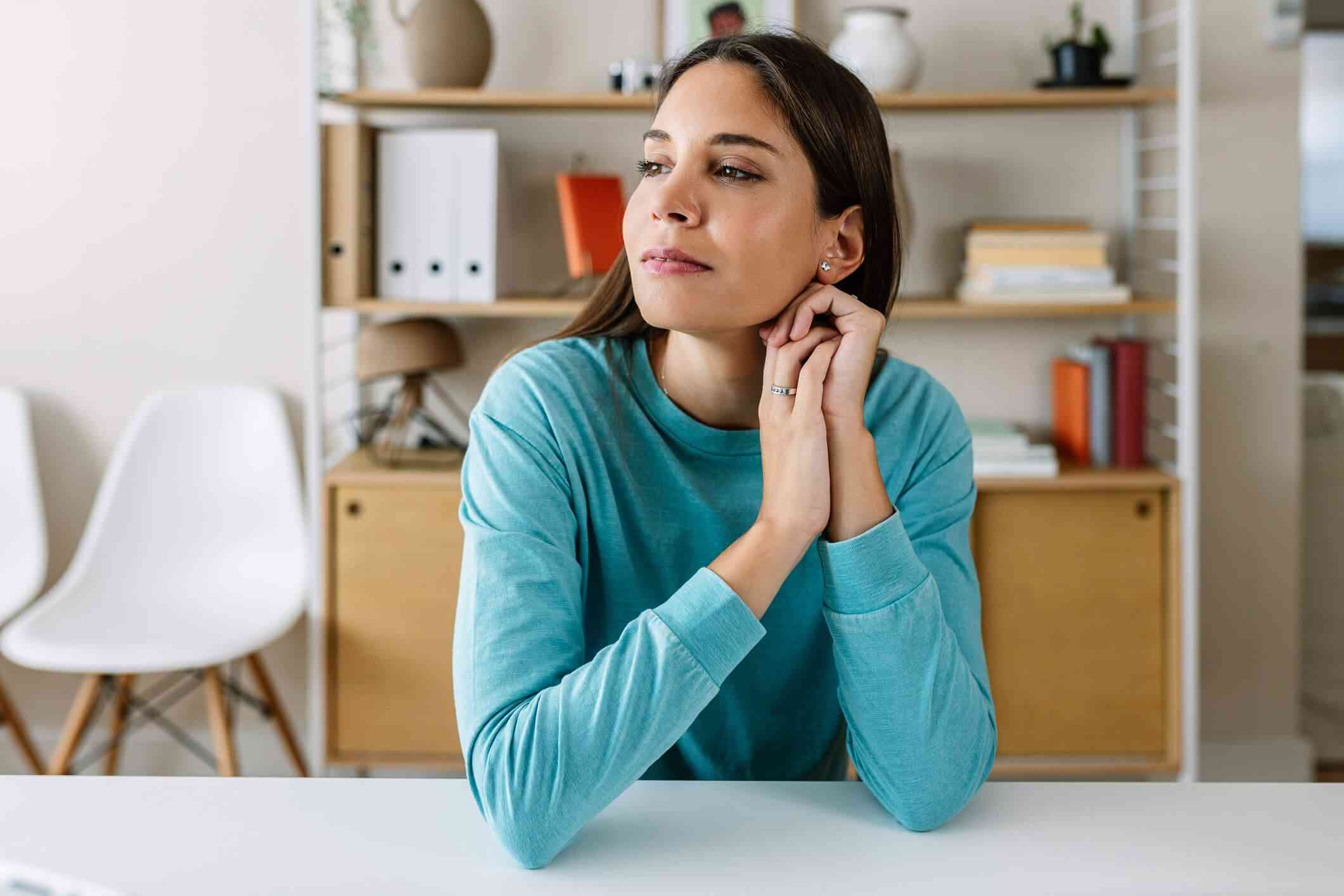 مقدار سالم تنهایی ذهنی به شما کمک می کند تا خودتان را به خوبی درک کنید تا تصمیمات بهتری در مورد زندگی خود بگیرید