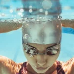 شنا برای کاهش وزن – تمرینات و فواید آنها