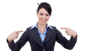 سوگیری خودخواهانه ما را با سرزنش عوامل خارجی و نسبت دادن نتایج موفقیت آمیز به مهارت ها و ویژگی های مثبت خود از نتایج منفی سوق می دهد.