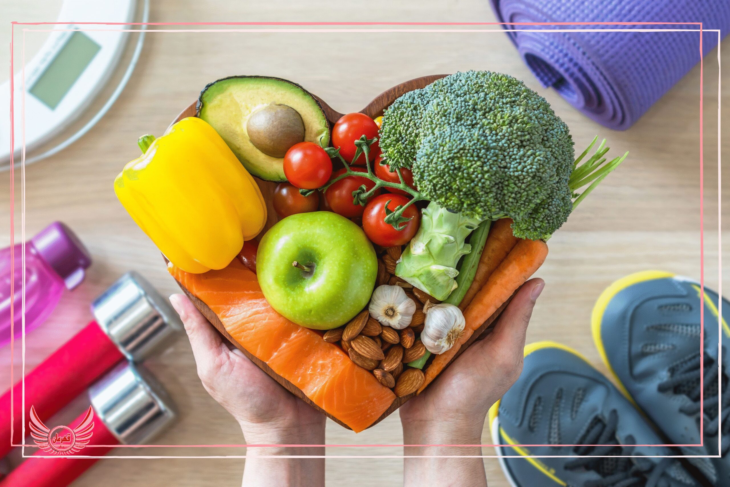 رژیم‌های سریع با وعده کاهش وزن فوری جذاب به نظر می‌رسند، اما اغلب نتیجه معکوس دارند! این مقاله توضیح می‌دهد که چرا کاهش وزن سریع منجر به کندی متابولیسم، از دست دادن عضلات، کم‌آبی بدن، سوءتغذیه و افزایش وزن مجدد می‌شود. بر اساس تحقیقات، محدودیت شدید کالری، بدن را وارد حالت "قحطی" می‌کند و باعث تطابق منفی متابولیک می‌شود. راه حل چیست؟ رژیم معکوس (افزایش تدریجی کالری پس از کاهش وزن) و ترکیب تغذیه متعادل با ورزش، کلید حفظ وزن پایدار هستند. در ادامه، ۵ خطر پنهان رژیم‌های سریع و راهکارهای عملی برای کاهش وزن سالم بررسی شده‌اند.