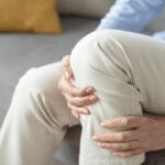 تسکین درد زانو با یوگا: 10 حرکت ایمن و مؤثر + راهنمای کامل