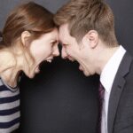 روابط سمی: چگونه اعتماد به نفس شما را نابود می‌کنند؟ + راه فرار