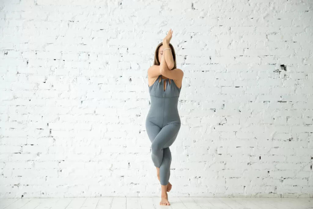 حرکت عقاب در یوگا: رازهای تقویت تعادل و تمرکز (راهنمای گام به گام)