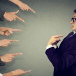 رهایی از زندان ذهنی: راهنمای عملی غلبه بر ترس از قضاوت دیگران