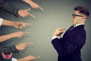 رهایی از زندان ذهنی: راهنمای عملی غلبه بر ترس از قضاوت دیگران