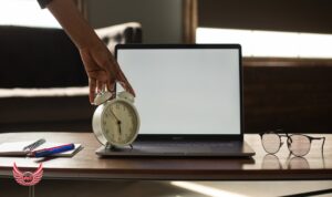 مدیریت زمان در دورکاری: رازهای تعادل کار و زندگی که کسی به شما نمی‌گوید!