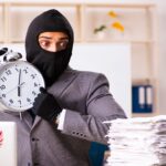 چگونه اینترنت و فضای مجازی زمان ما را می‌دزدند؟